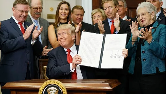 特朗普簽署行政命令，2020年將重點打擊電商平臺假貨交易